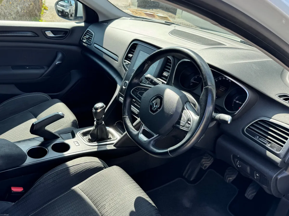 Renault Megane lovely petrol car - Image 6