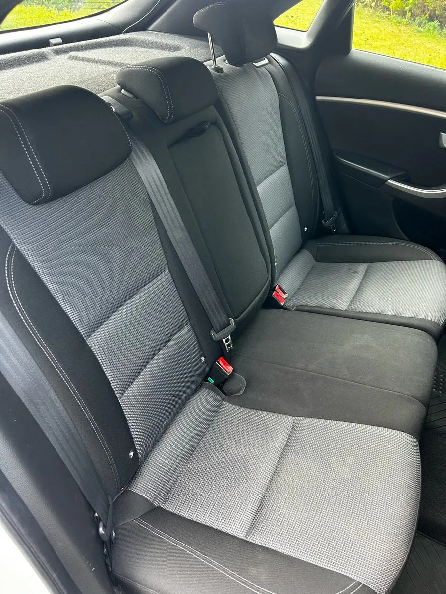 Hyundai i30 Diesel Deluxe Trim - Image 5