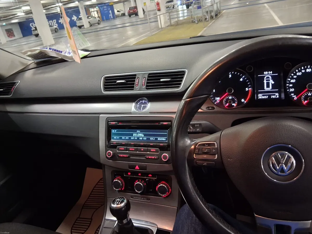 Volkswagen Passat 2011 - Image 5