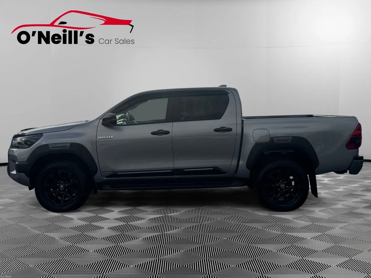 Toyota Hilux 2.8 MHEV INVINCIBLE 4DR #442 - Image 4