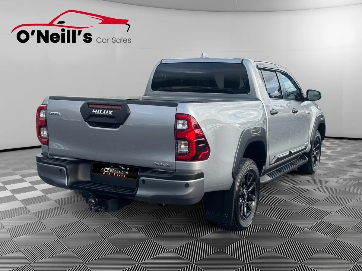 Toyota Hilux 2.8 MHEV INVINCIBLE 4DR #442 - Image 6