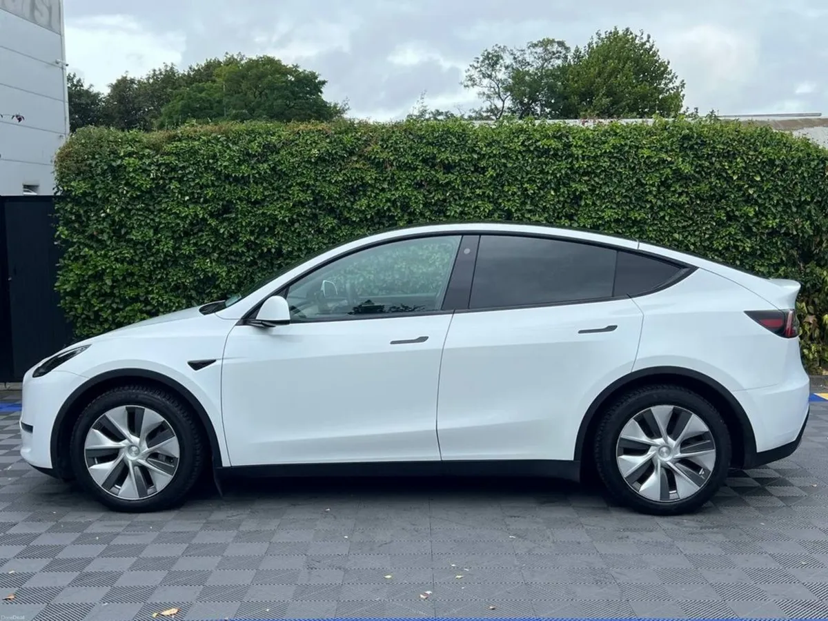 Tesla Model Y LONG RANGE AWD // PANORAMIC SUNROOF - Image 4