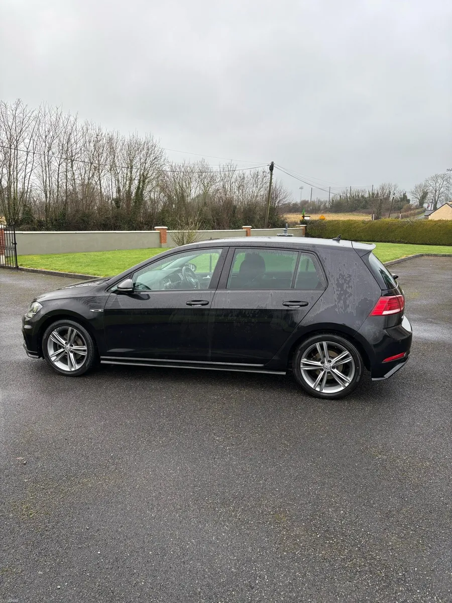 R-line Volkswagen Golf - Image 4