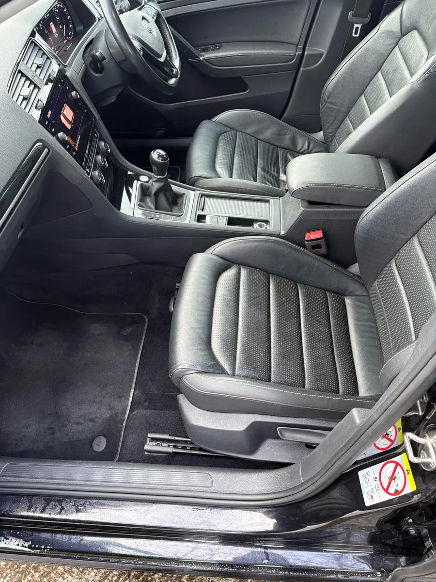R-line Volkswagen Golf - Image 5
