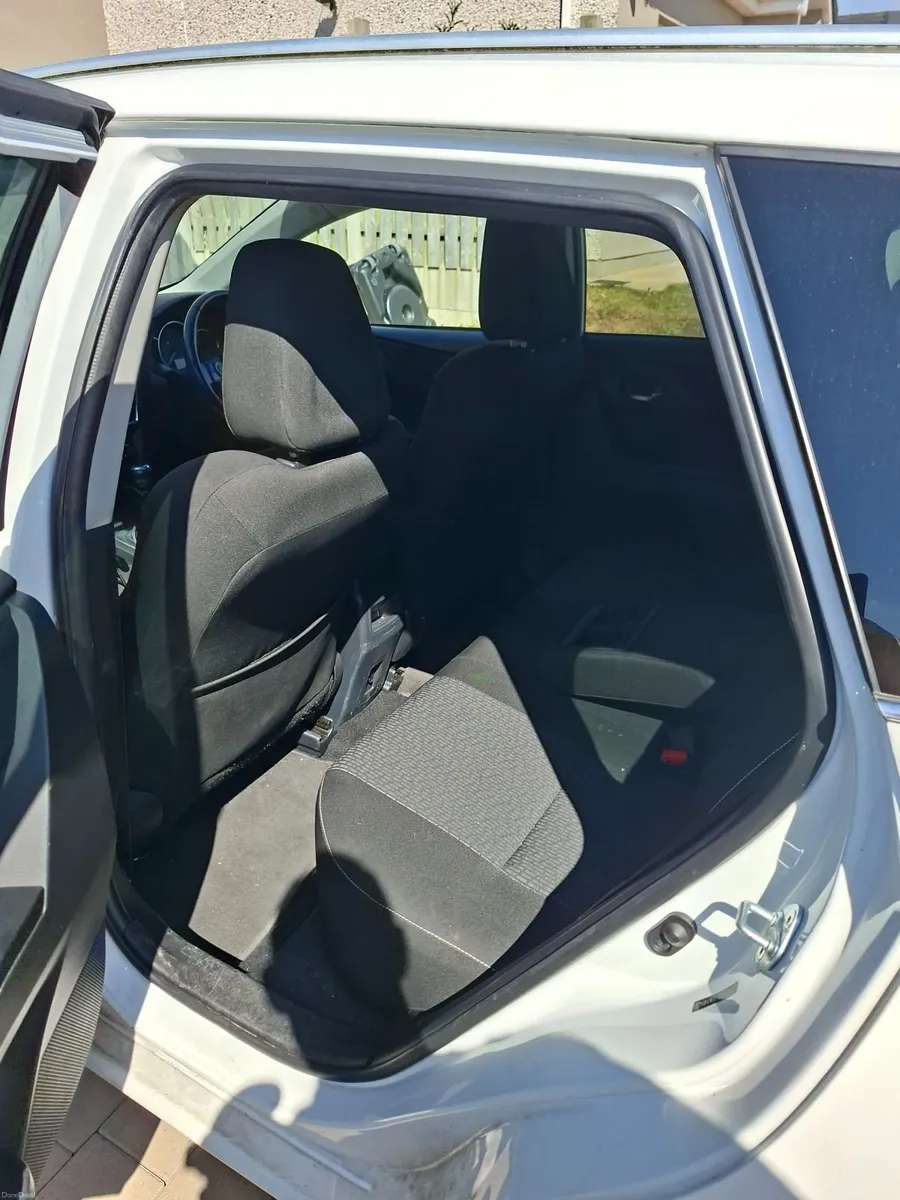 Toyota Auris 2015 - Image 2