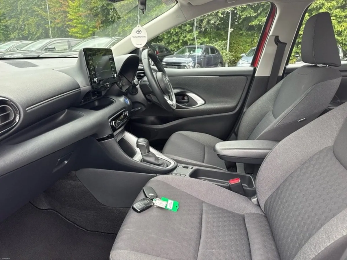 Toyota Yaris YARIS HYBRID LUNA - Image 6