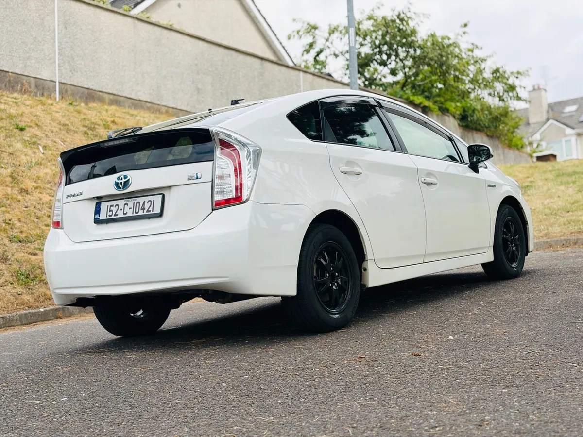 2015 Toyota Prius S Hybrid | 105500 KM - Image 4