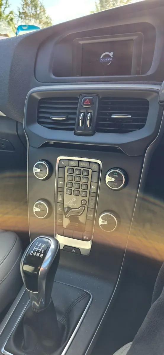 Volvo V40 2016 - Image 2