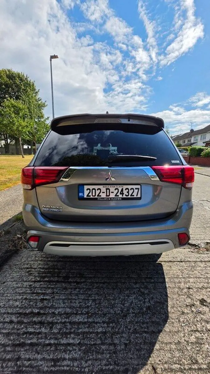 2020 Mitsubishi Outlander Hybrid - Image 6