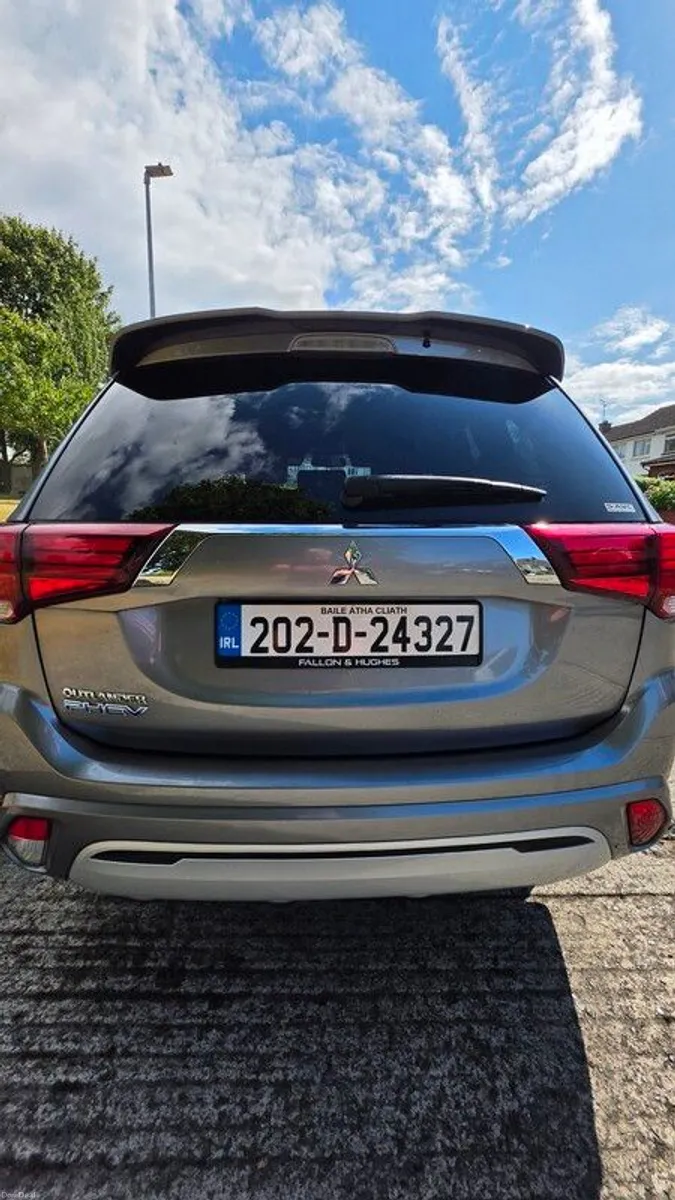 2020 Mitsubishi Outlander Hybrid - Image 4