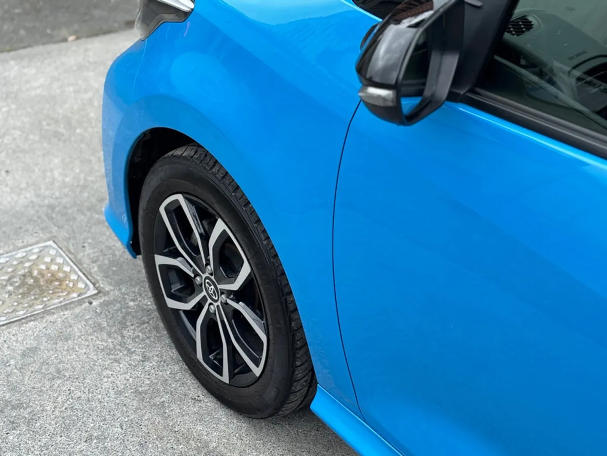 Toyota Yaris HYBRID LOW MILES - Image 3