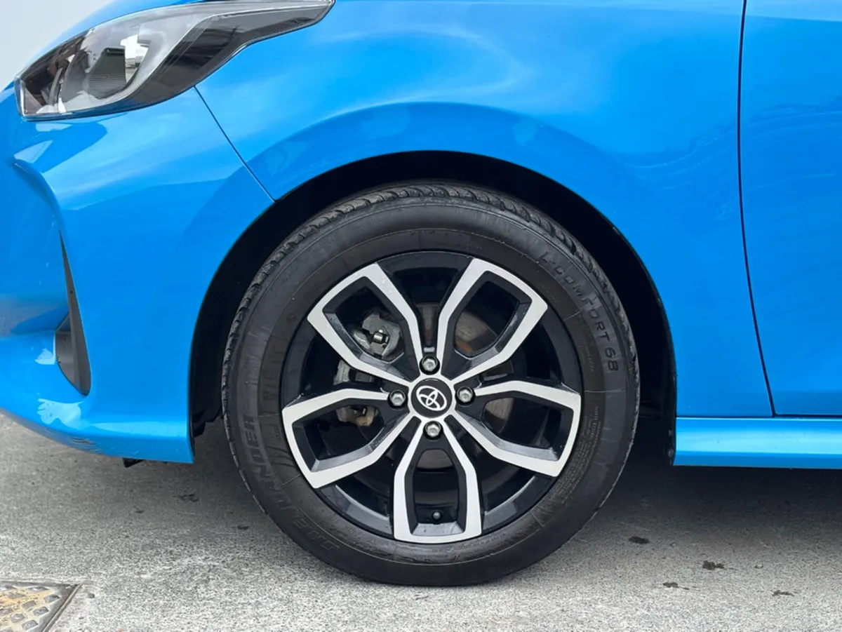 Toyota Yaris HYBRID LOW MILES - Image 5