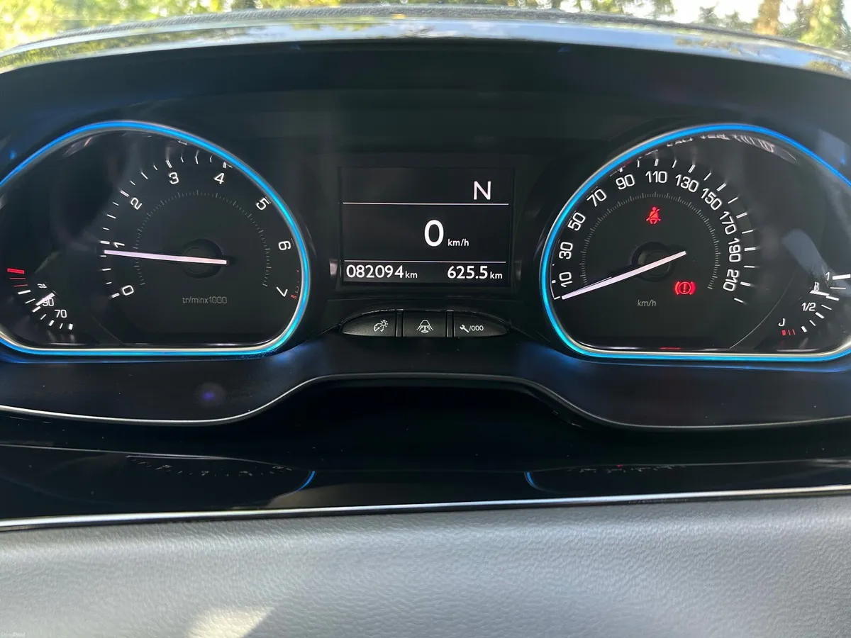 Peugeot 208 1.2 Petrol -VERY LOW MILEAGE-SEMIAUTO - Image 2