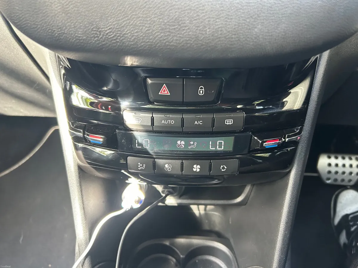 Peugeot 208 1.2 Petrol -VERY LOW MILEAGE-SEMIAUTO - Image 5