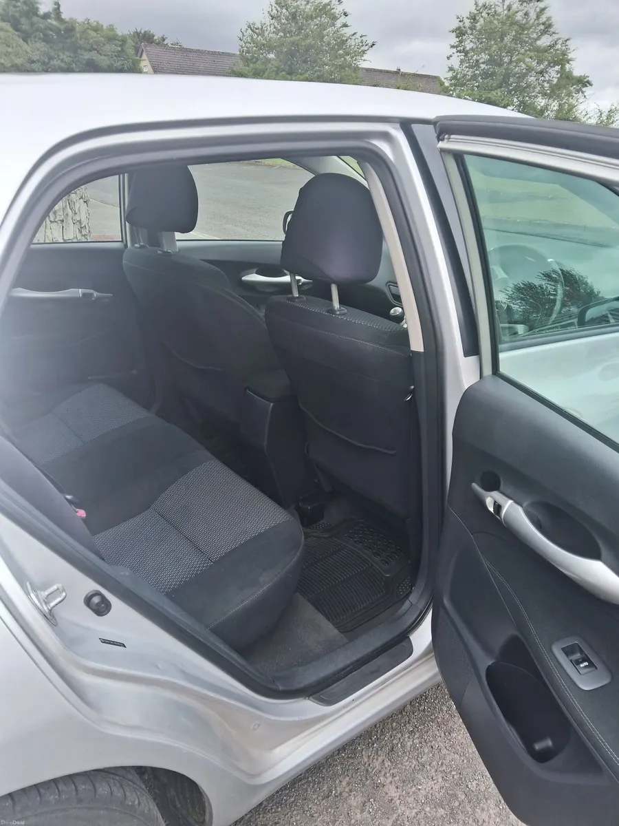 Toyota Auris 2010 - Image 2