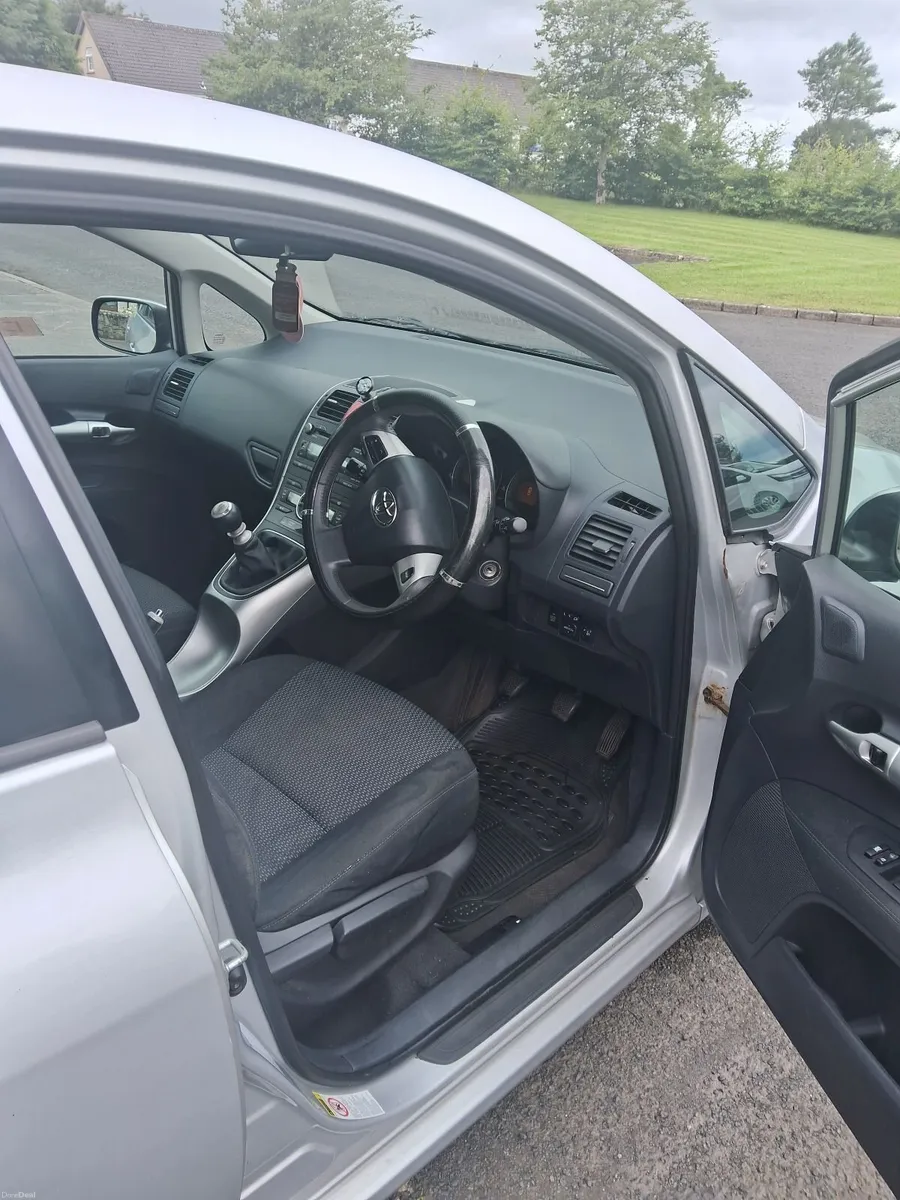 Toyota Auris 2010 - Image 5