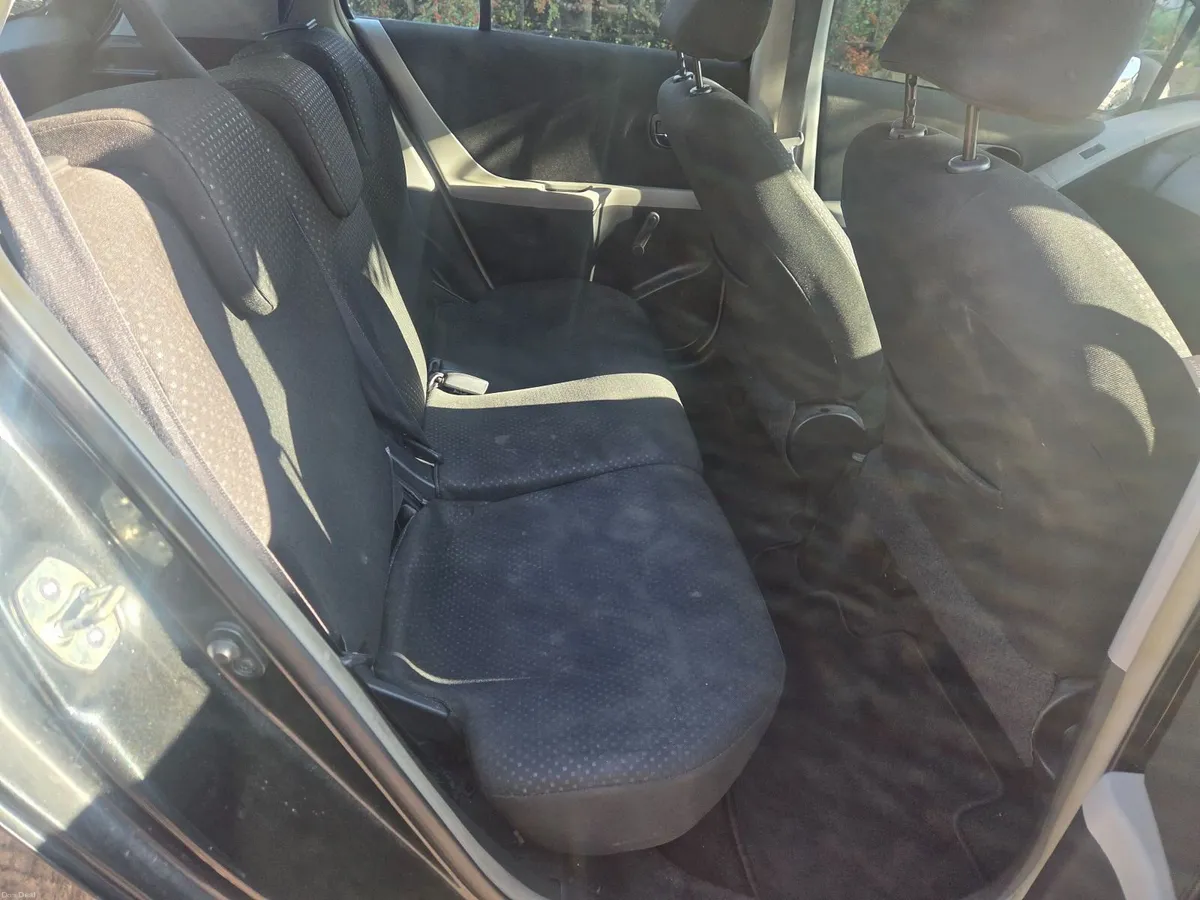 Toyota Yaris 2011 - Image 2