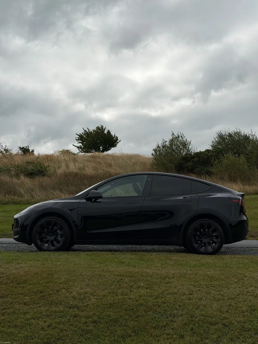 2023 Tesla model Y AWD long range dual motor - Image 5