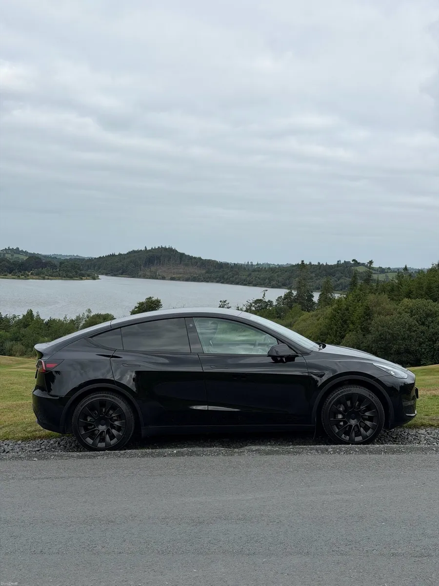 2023 Tesla model Y AWD long range dual motor - Image 2