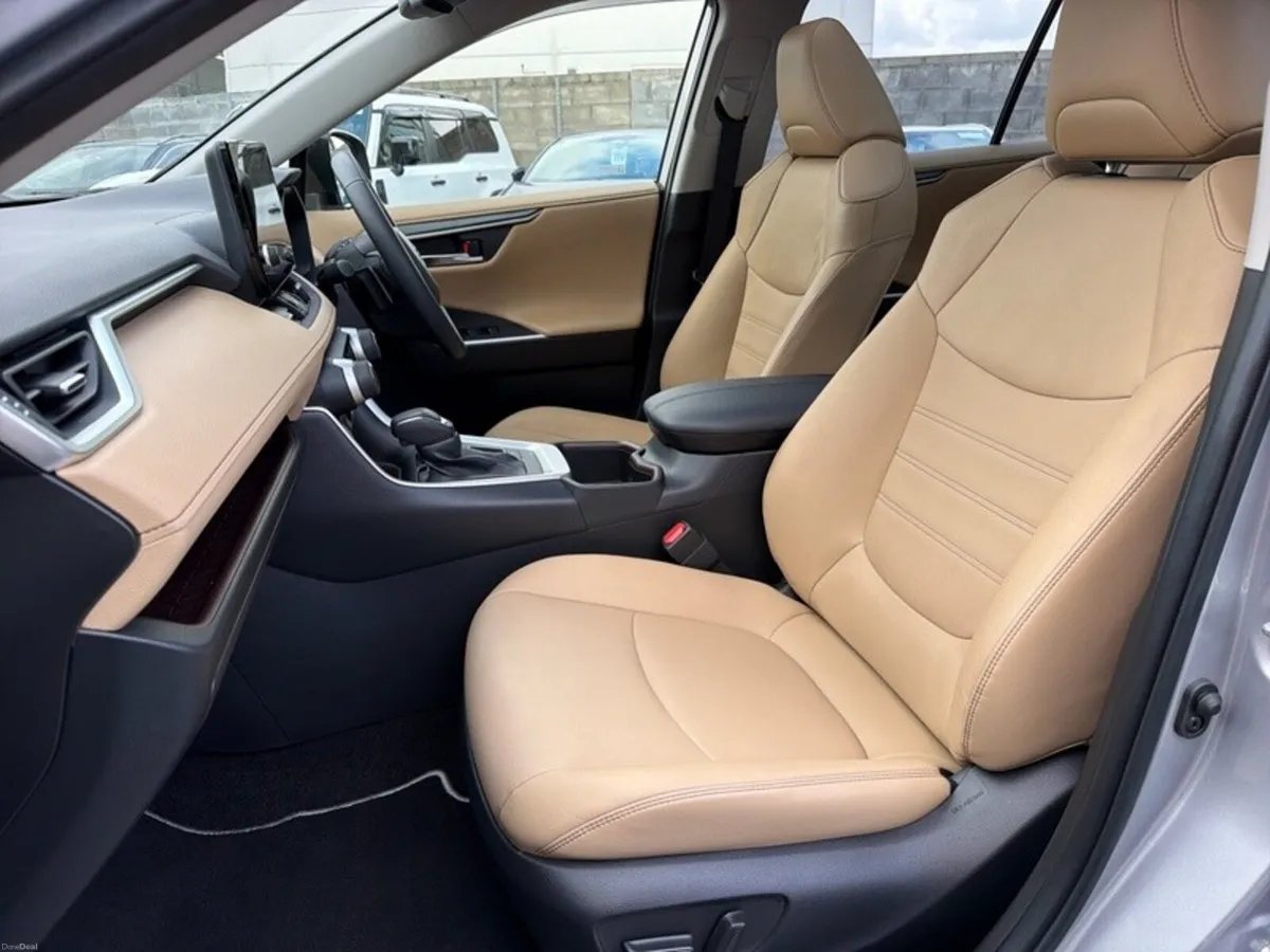 Toyota RAV4 PLATINUM HYBRID // PANORAMIC GLASS OPE - Image 6