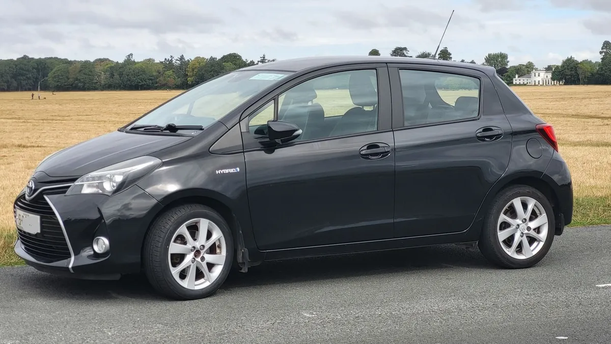 Toyota Yaris Hybrid 1.5/EXCEL/LEATHER SEATS/KEYLES - Image 3