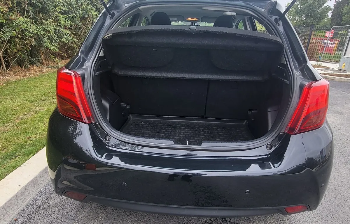 Toyota Yaris Hybrid 1.5/EXCEL/LEATHER SEATS/KEYLES - Image 6