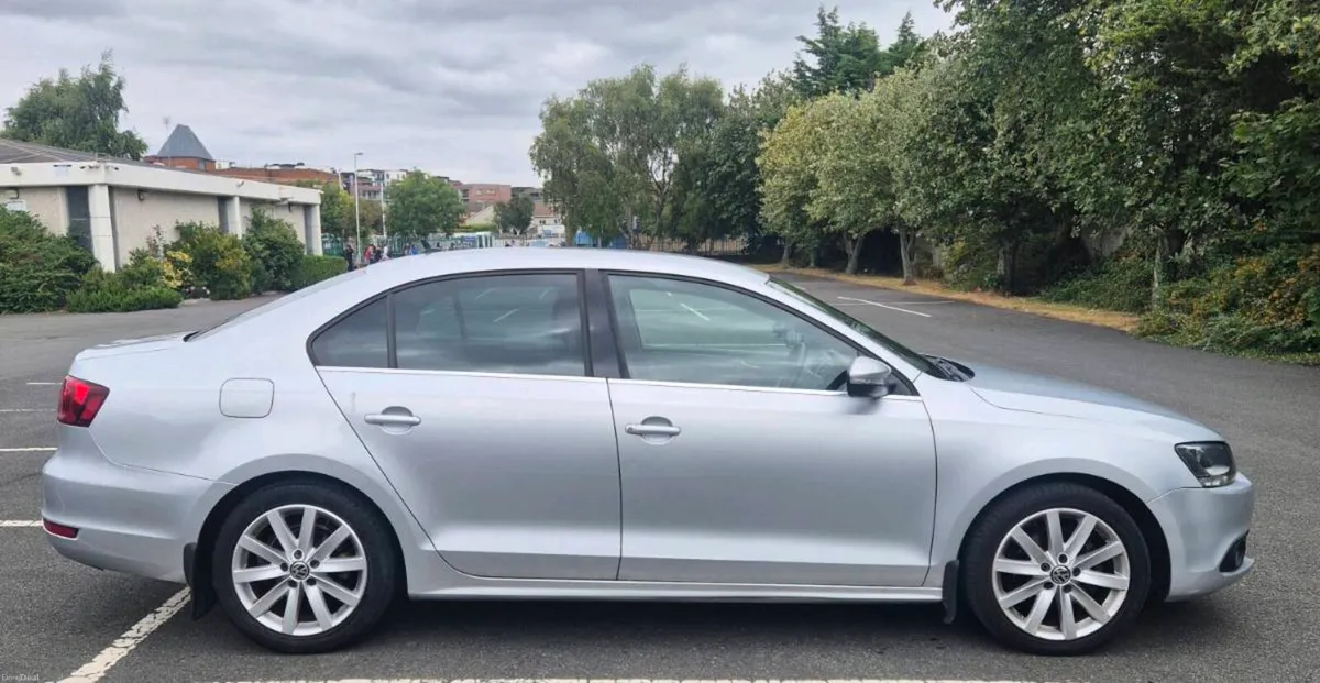 VOLKSWAGEN JETTA AUTO - Image 3