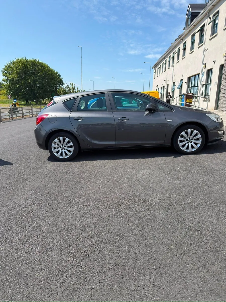 Opel Astra 2010 - Image 2