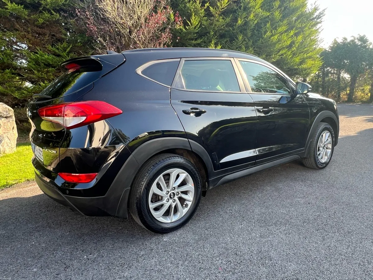 171 Hyundai Tucson - Top Spec - Pan roof - Image 4