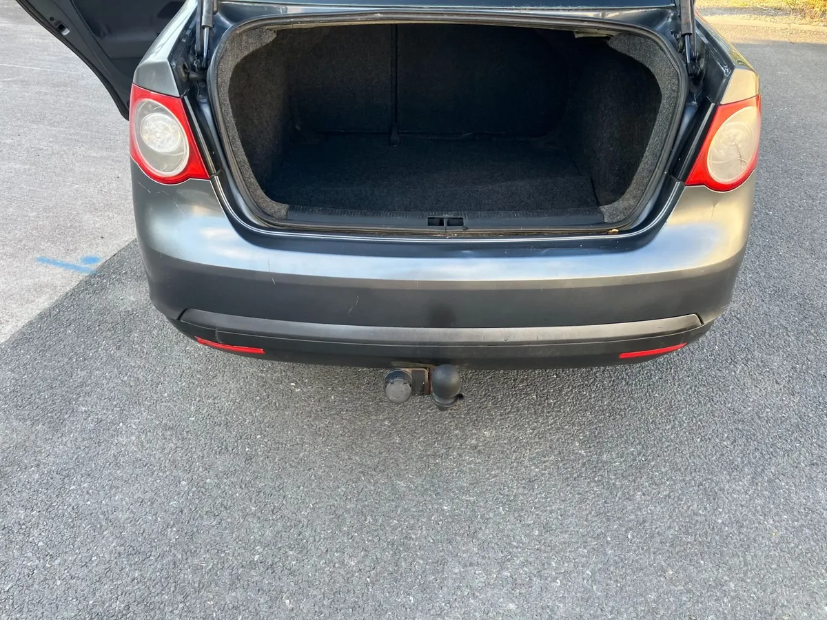 Volkswagen Jetta 2009 - Image 4