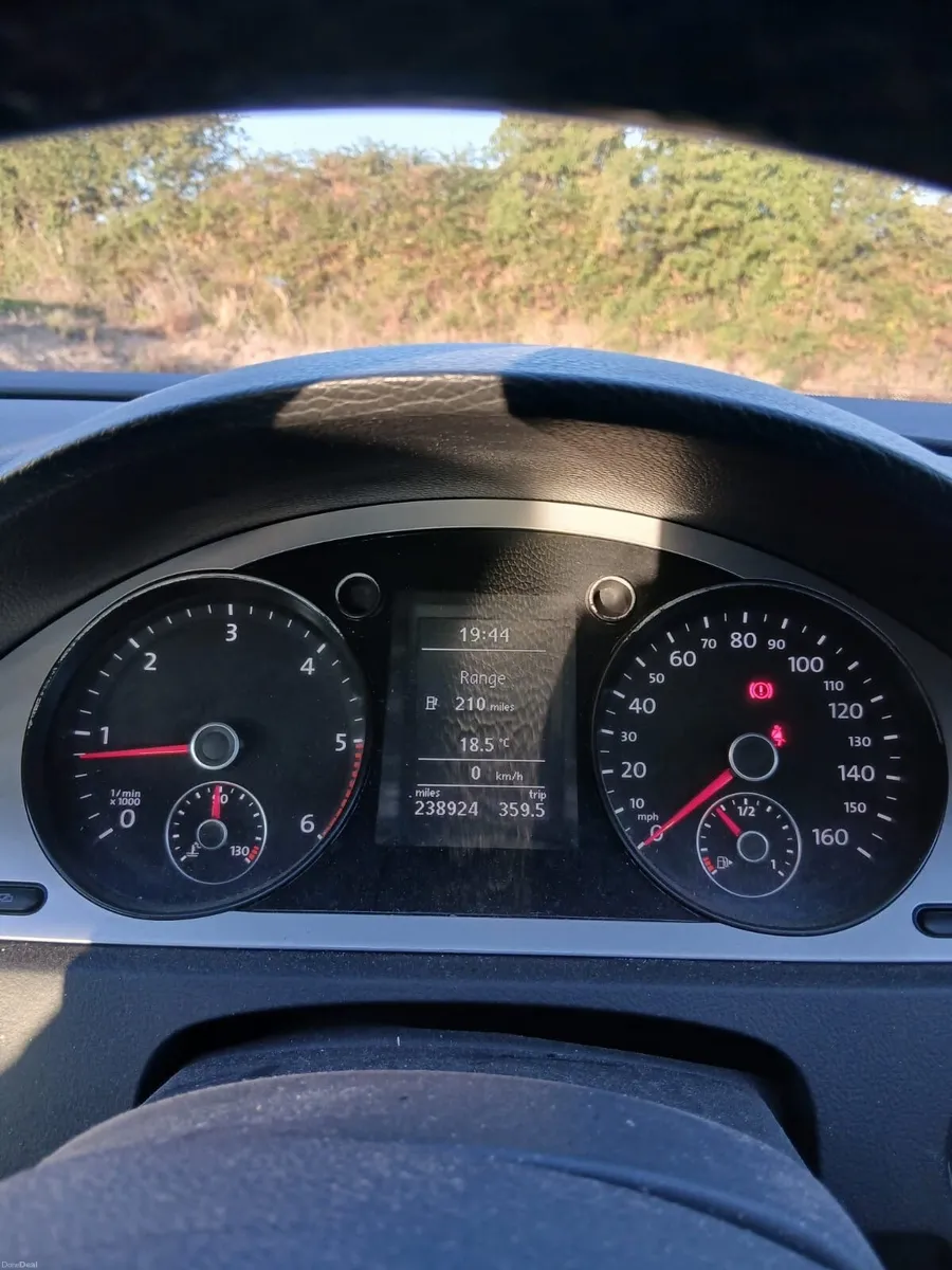 Volkswagen Passat 2010 - Image 2