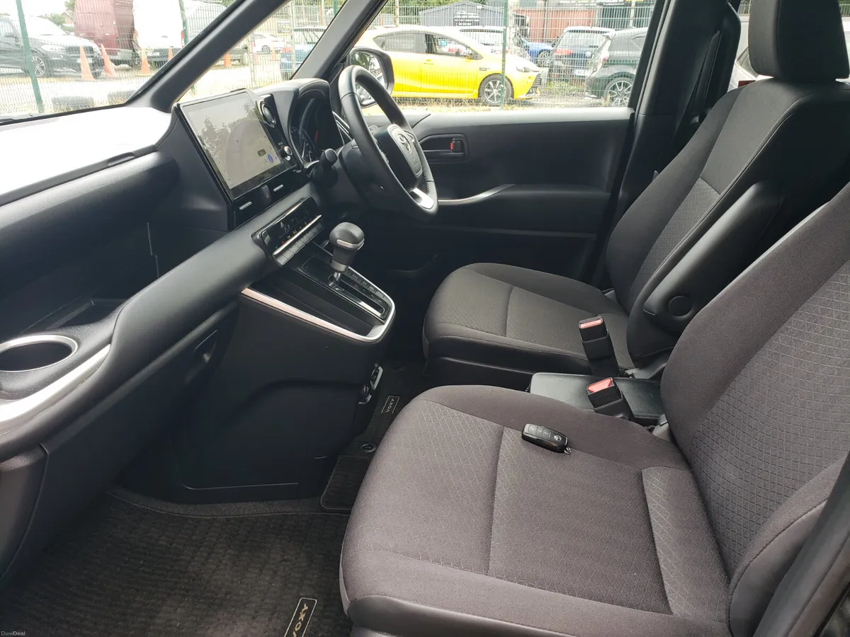 Low miles Toyota Voxy 2025 - Image 5