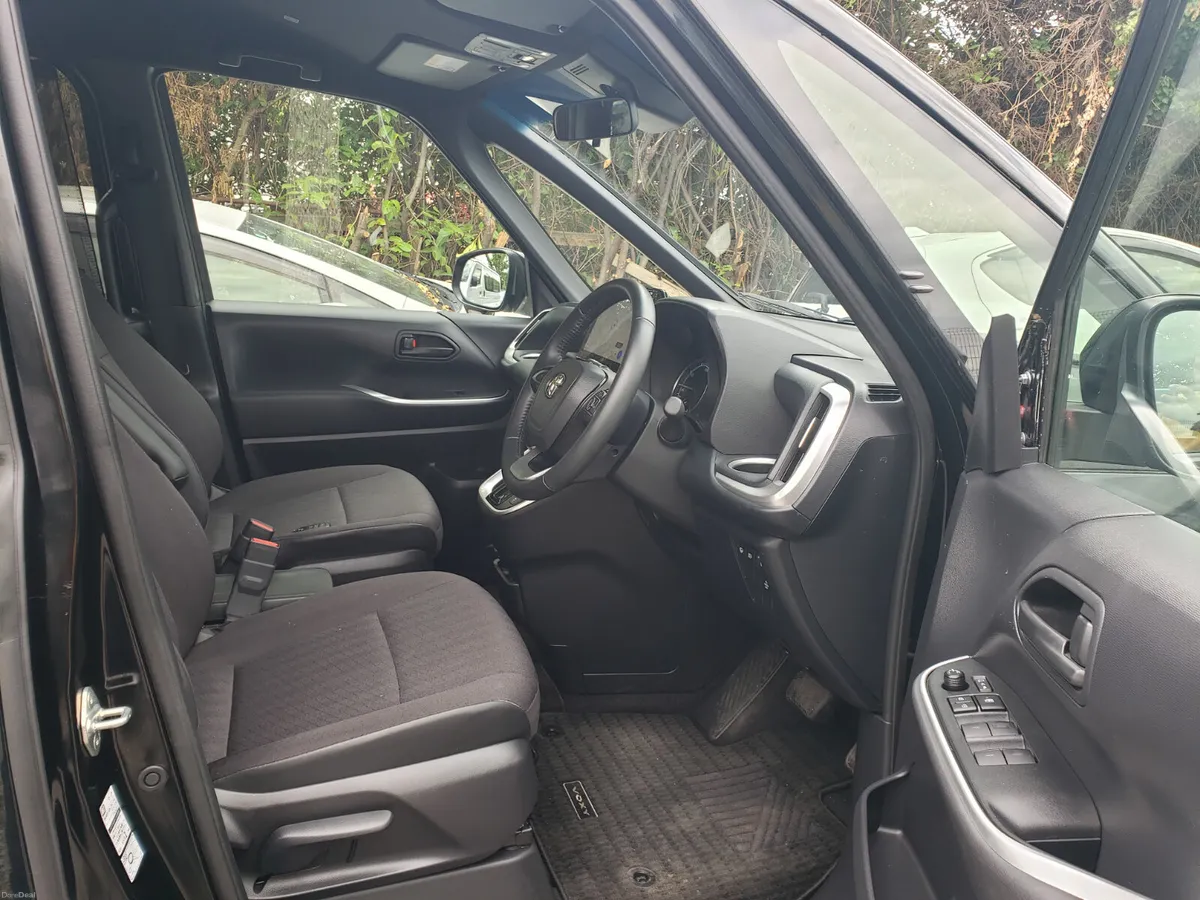 Low miles Toyota Voxy 2025 - Image 3