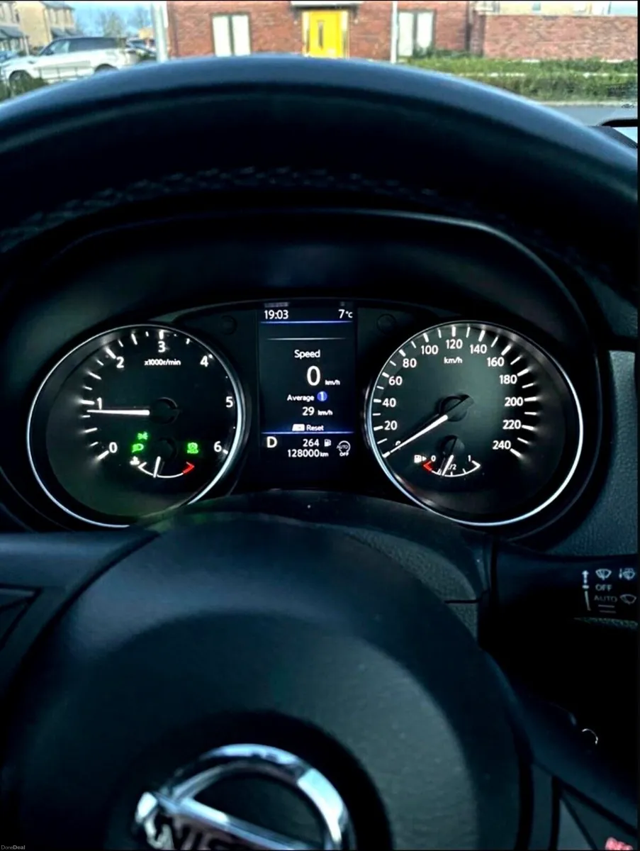NISSAN QASHQAI  AUTOMATIC 1.5 DIESEL - Image 6