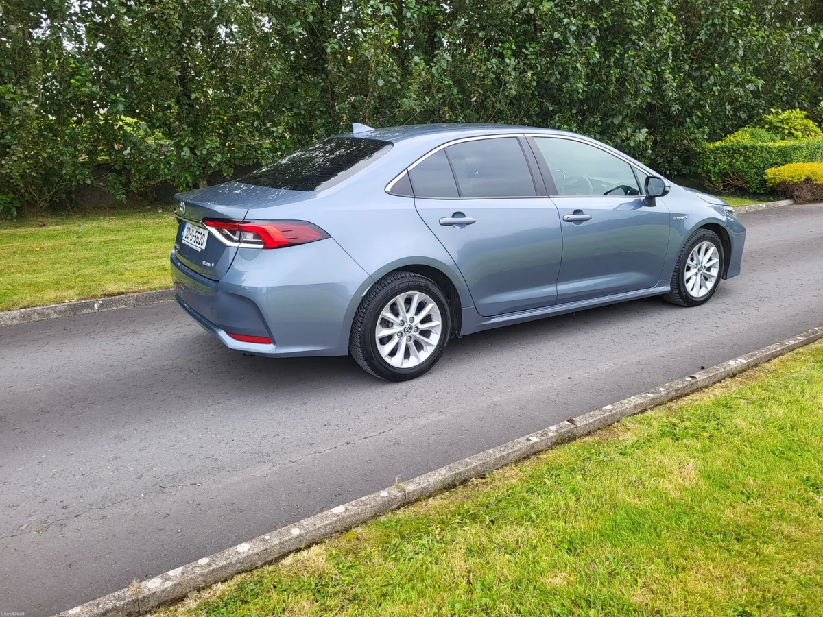 Toyota Corolla HYBRID AUTOMATIC - Image 2