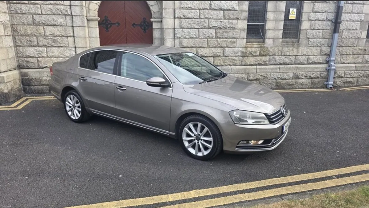 2011 Volkswagen Passat Highline - Image 2