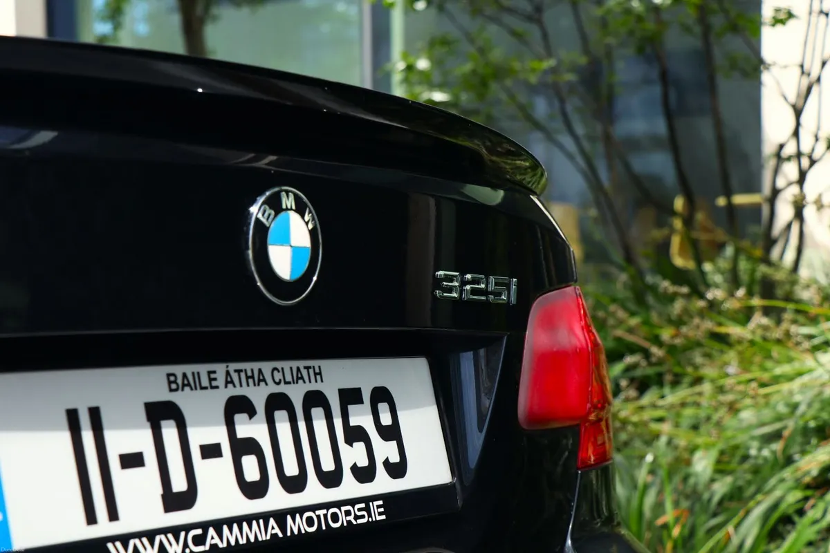 BMW 3-Series 2011 - Image 6