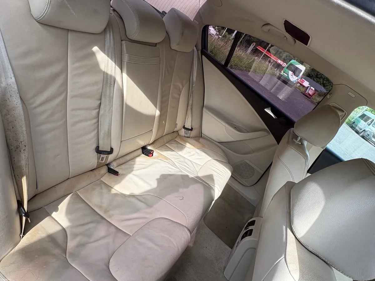 Volkswagen Passat 2009 - Image 2