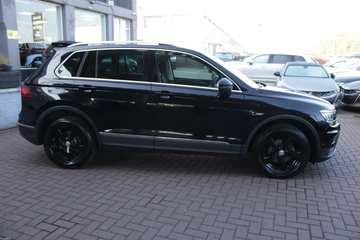 2.0TDI 4-MOTION HIGHLINE EDITION  5DR ESTATE AUTOM - Image 3