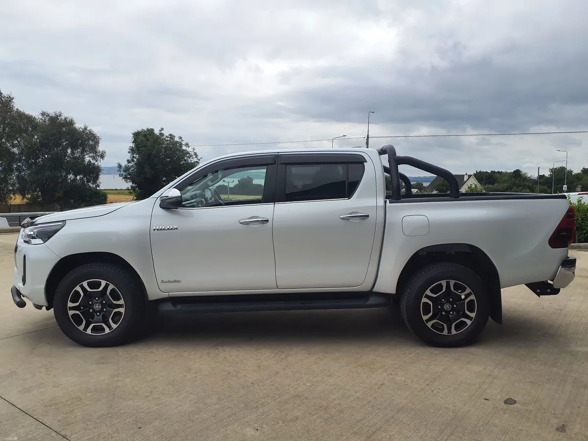 Toyota Hilux 2024 Invincible Auto - Image 3