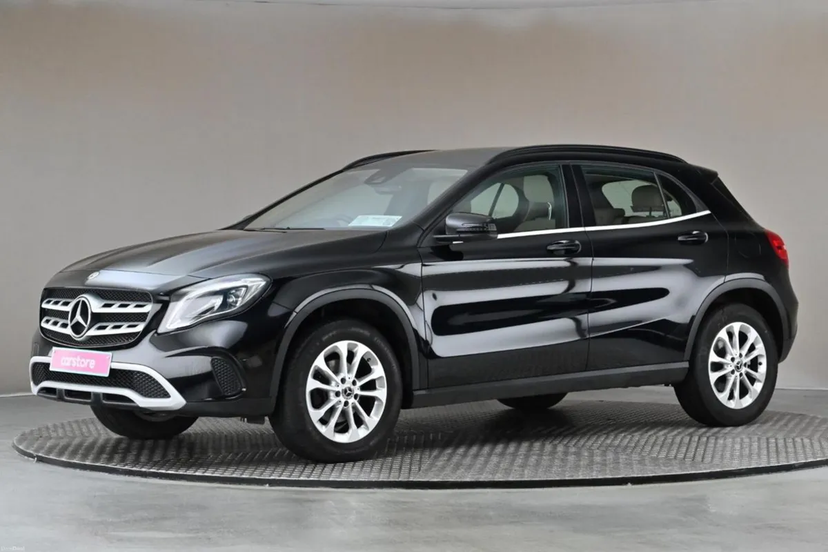 Mercedes-Benz GLA GLA 180 **BEIGE LEATHER** - Image 4