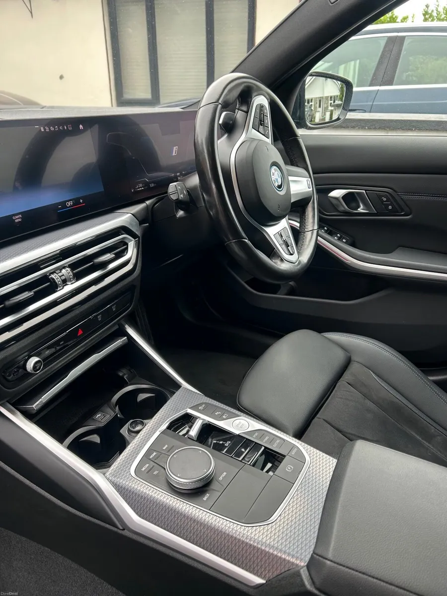 BMW 3-Series 2024 - Image 2
