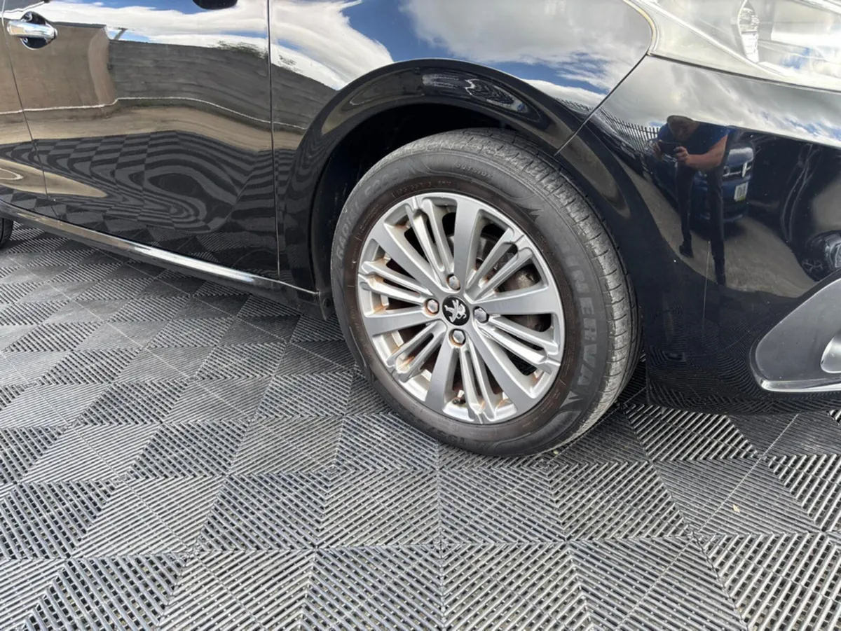 Peugeot 208 Peugeot 208, 1.2 petrol, auto, alloys, - Image 2