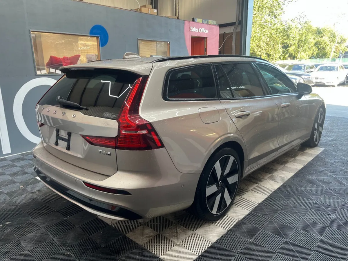Volvo V60 2025 VOLVO V60 4WD ULTRA T6 AWD PLUG-IN - Image 3