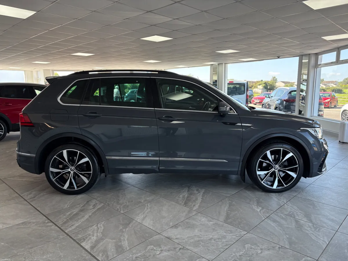 2023 (232) Volkswagen Tiguan R-Line - Image 5