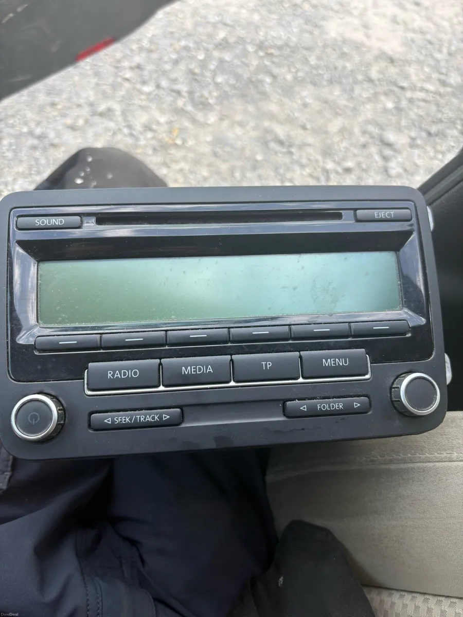 Vw Jetta 2011 standard radio - Image 1