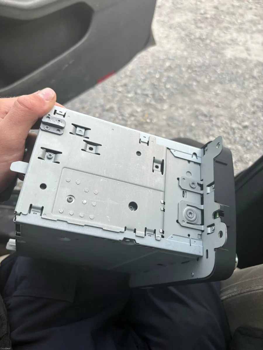 Vw Jetta 2011 standard radio - Image 2