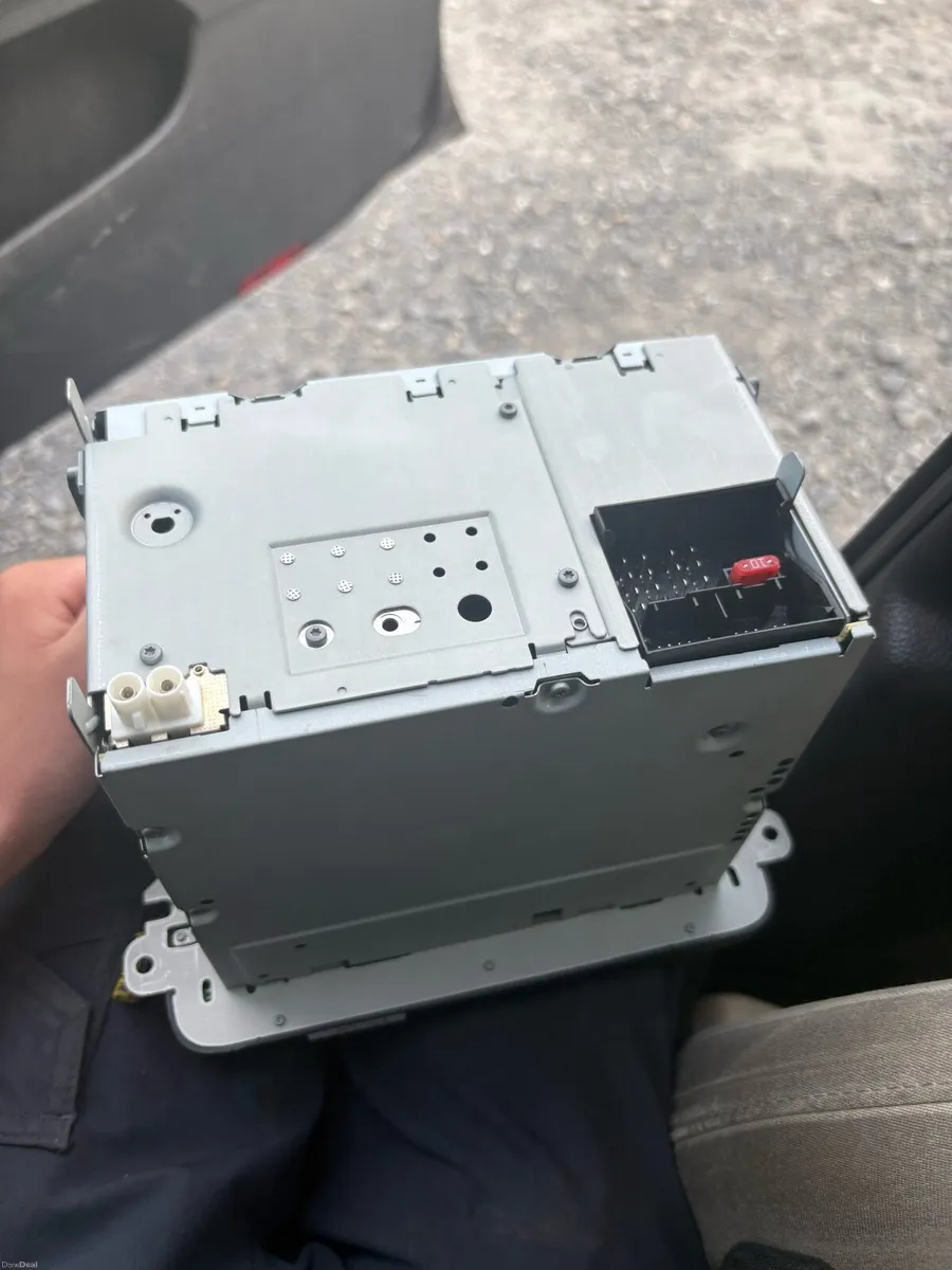 Vw Jetta 2011 standard radio - Image 3