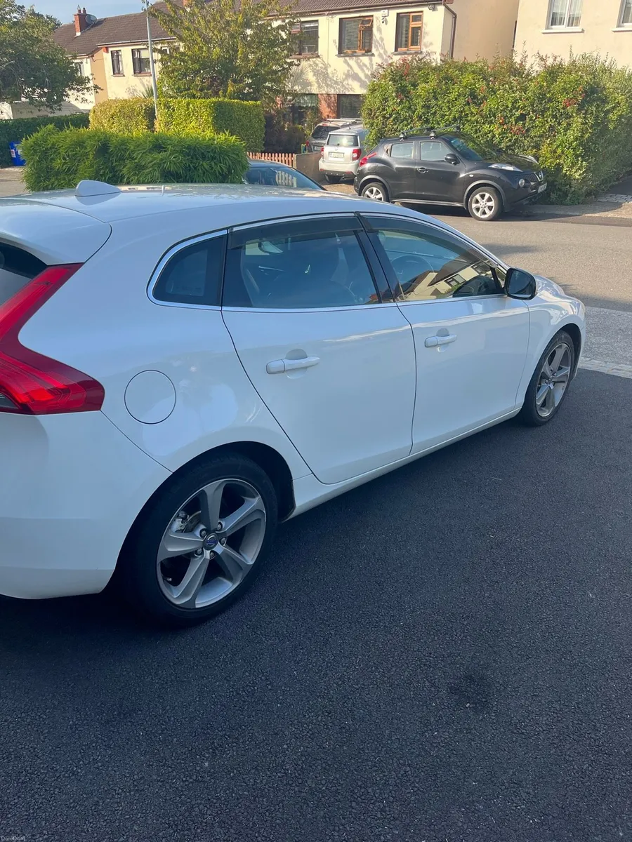 Volvo V40 Auto - Image 2