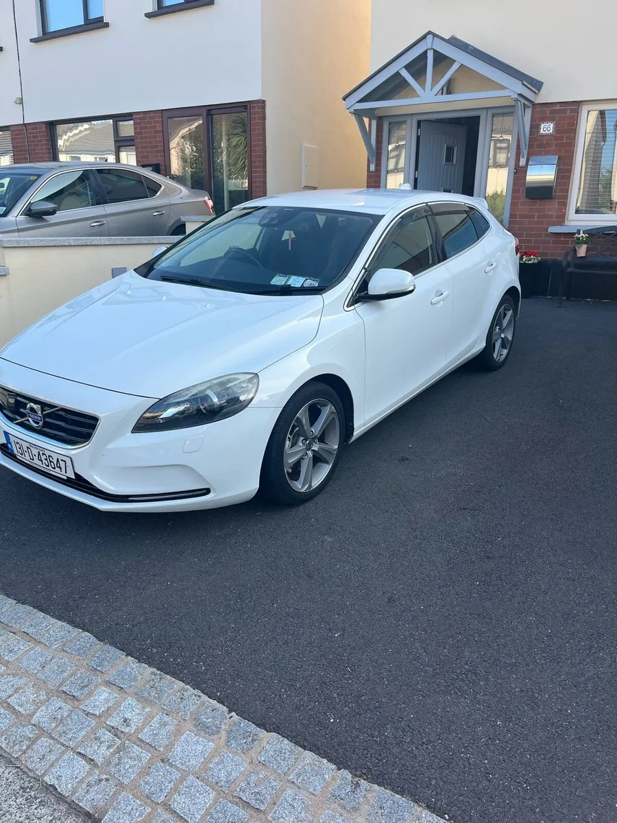 Volvo V40 Auto - Image 3